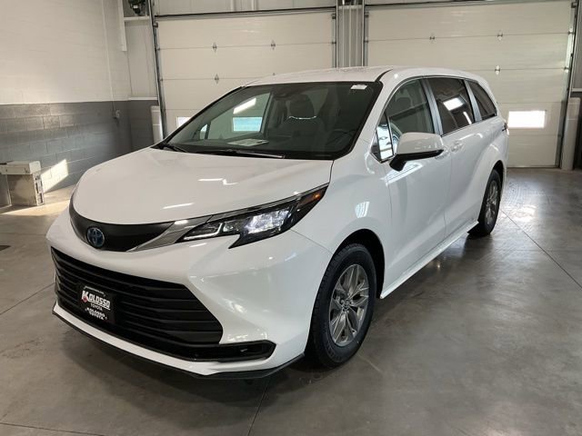 Used 2024 Toyota Sienna LE image 3
