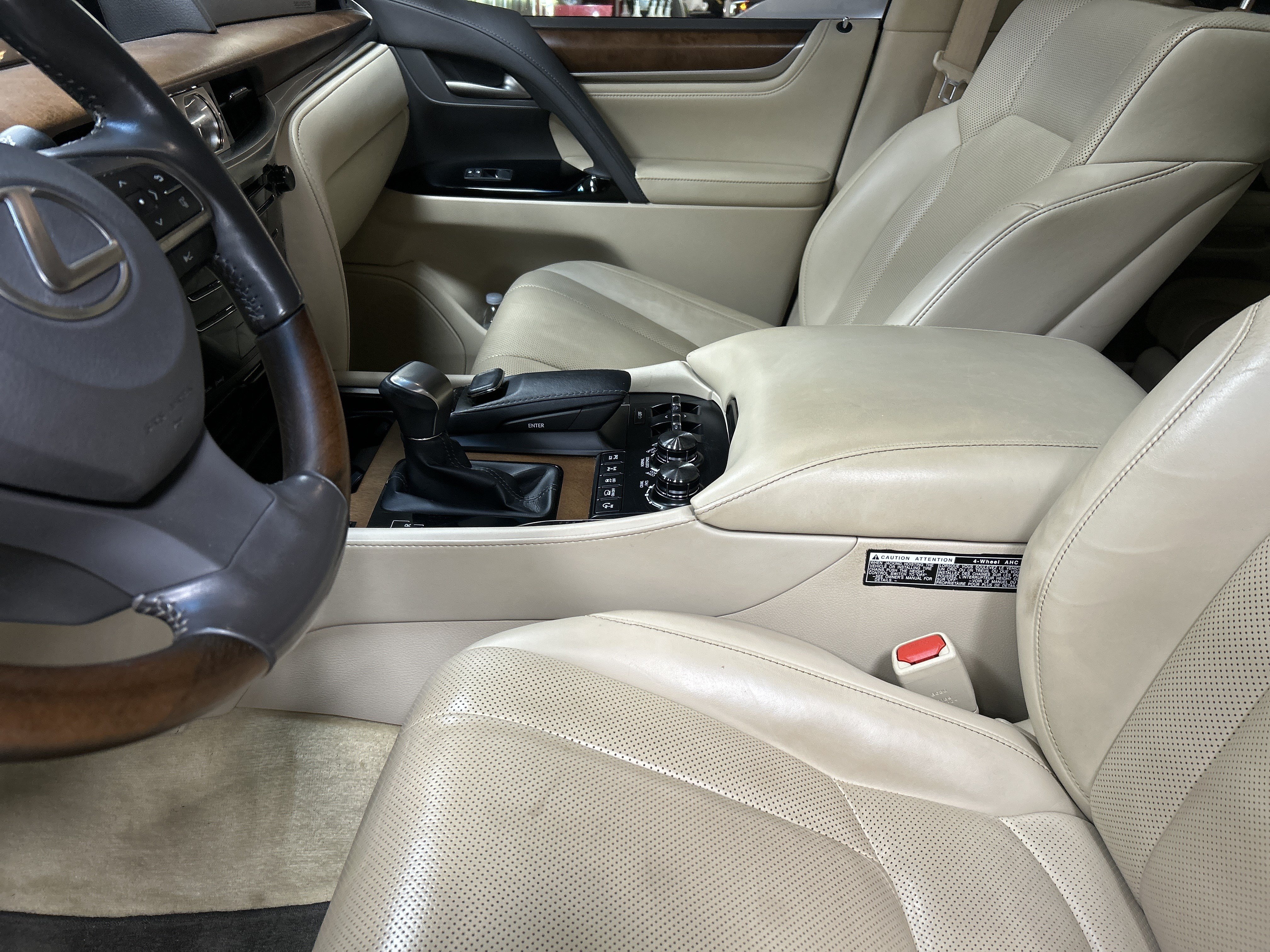 Used 2020 Lexus LX 570 4WD w/ Luxury Package image 16