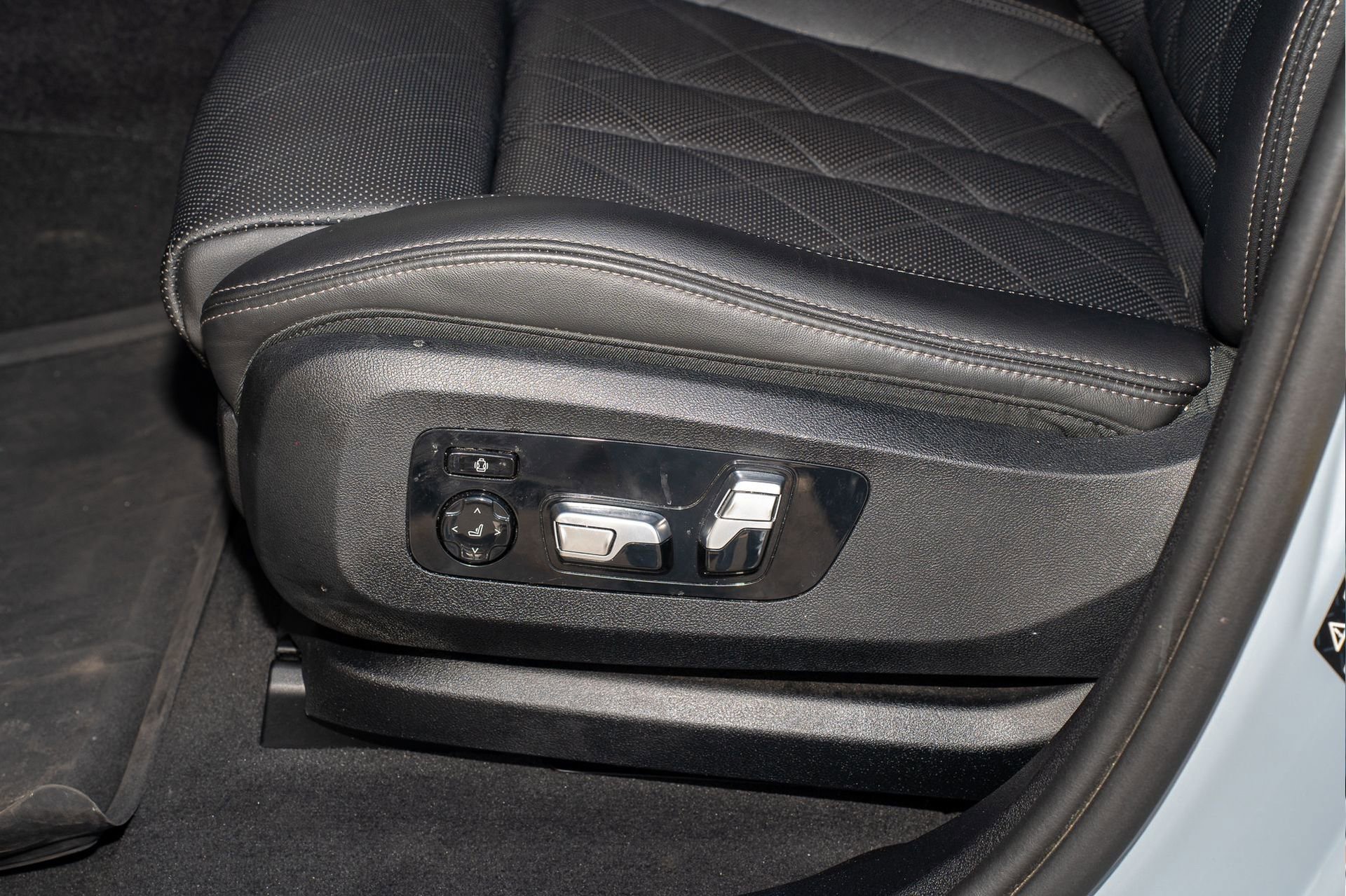 Used 2024 BMW X6 M60i w/ Dynamic Handling Package image 30