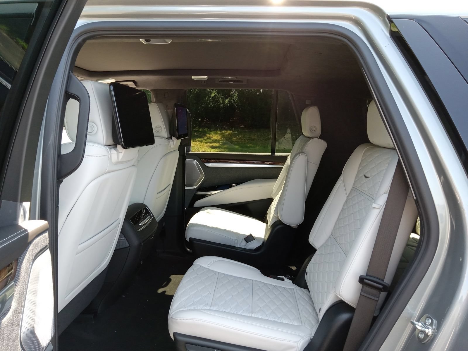 New 2026 Cadillac Escalade Platinum Sport w/ LPO, ONYX Package AWD/4WD image 24