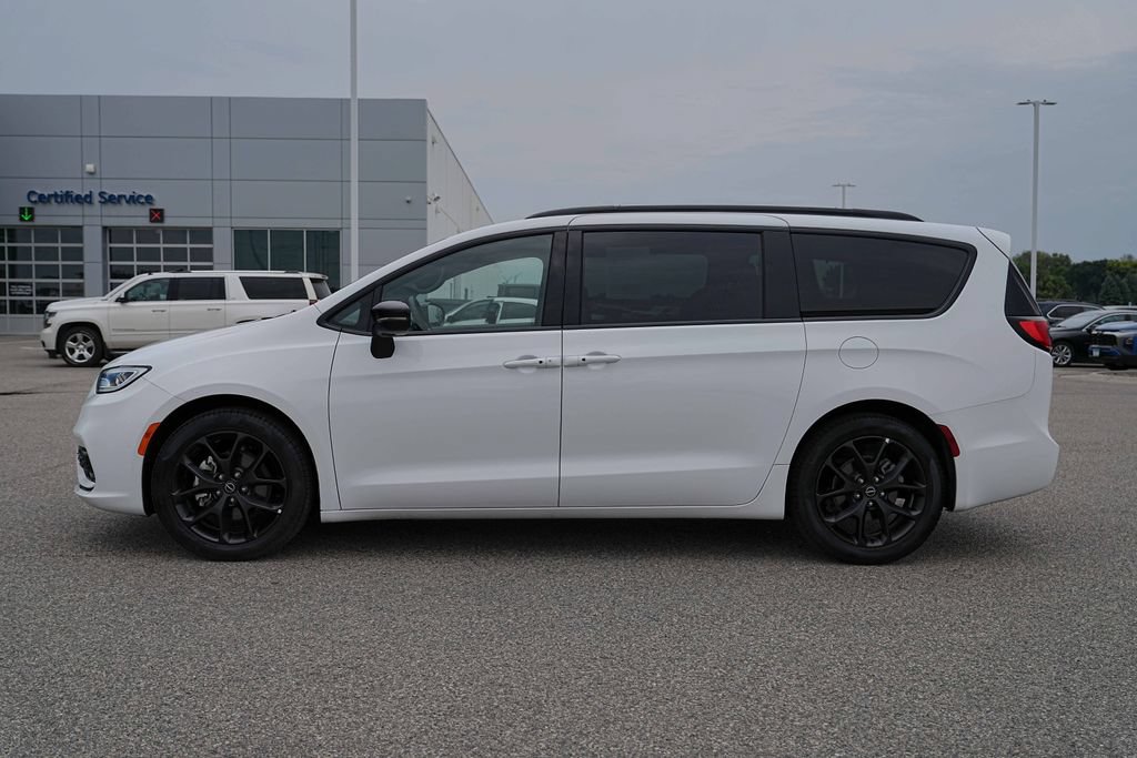Used 2025 Chrysler Pacifica Limited FWD image 10