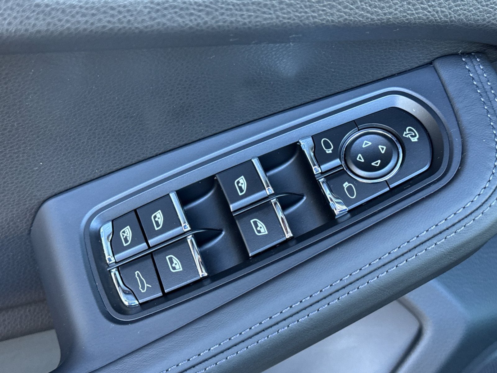 Certified 2026 Porsche Macan AWD/4WD image 13