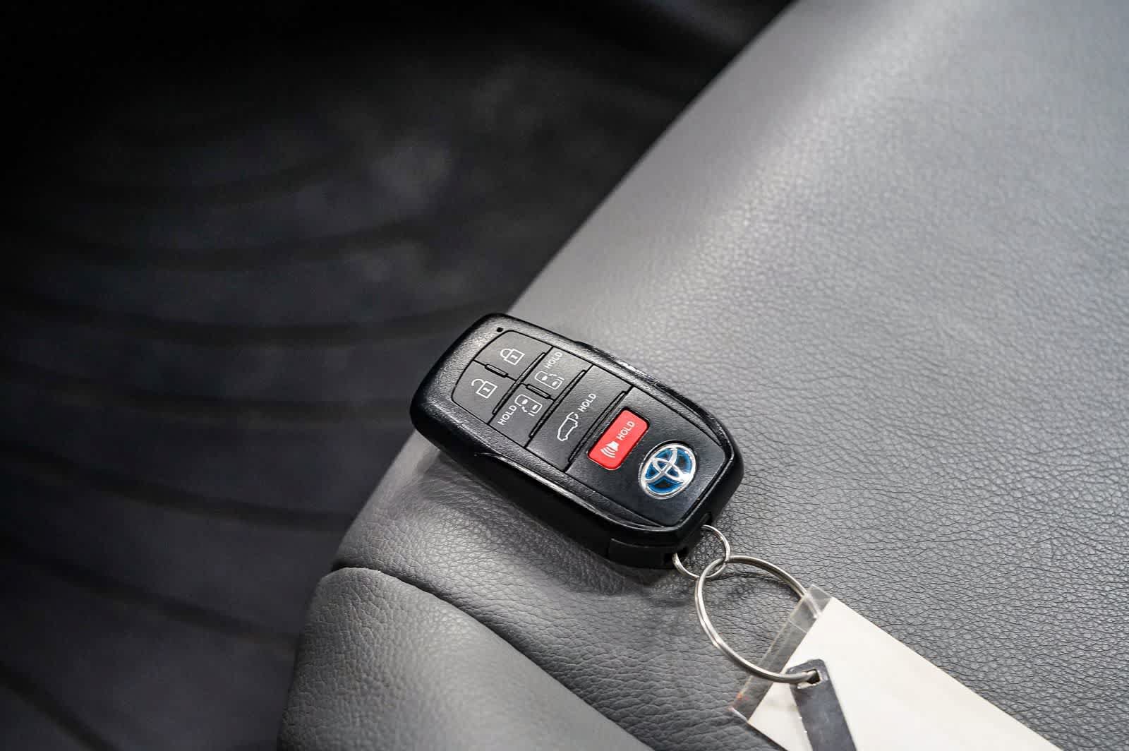 Used 2023 Toyota Sienna XLE FWD image 22