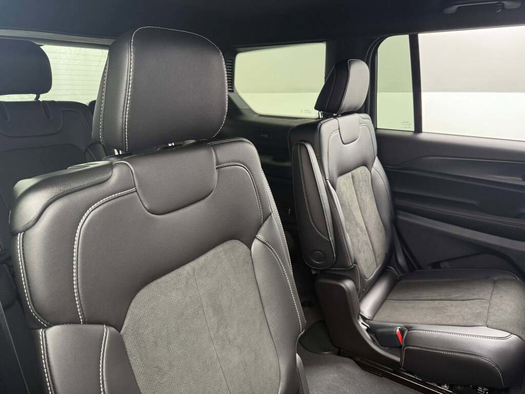 New 2025 Jeep Grand Cherokee L Laredo image 19