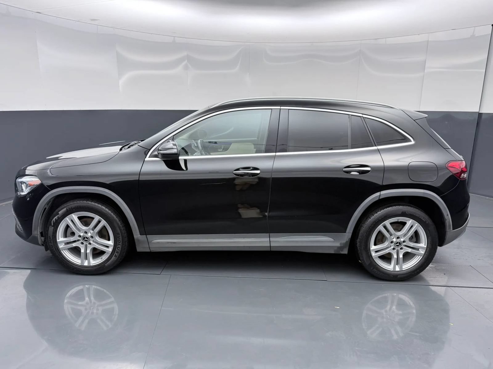Used 2021 Mercedes-Benz GLA 250 4MATIC w/ Premium Package image 4