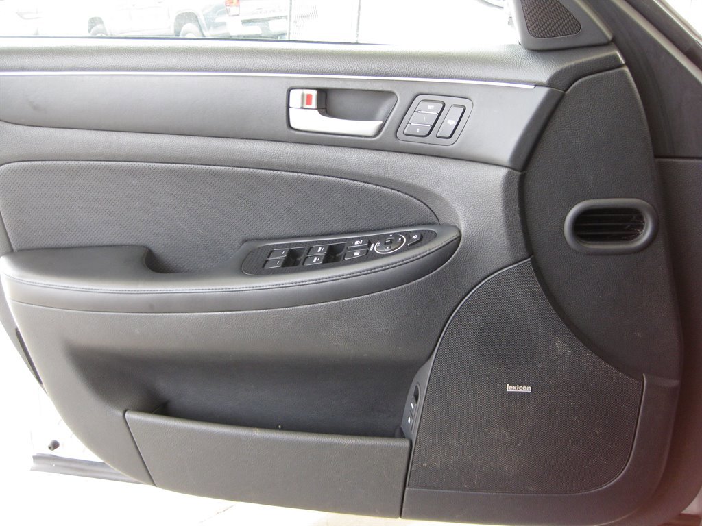 Used 2013 Hyundai Genesis 3.8 w/ Technology Pkg RWD image 21