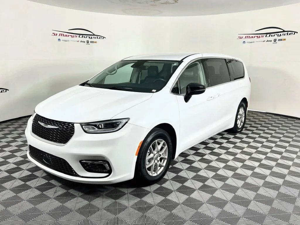 Used 2024 Chrysler Pacifica Touring-L FWD image 4