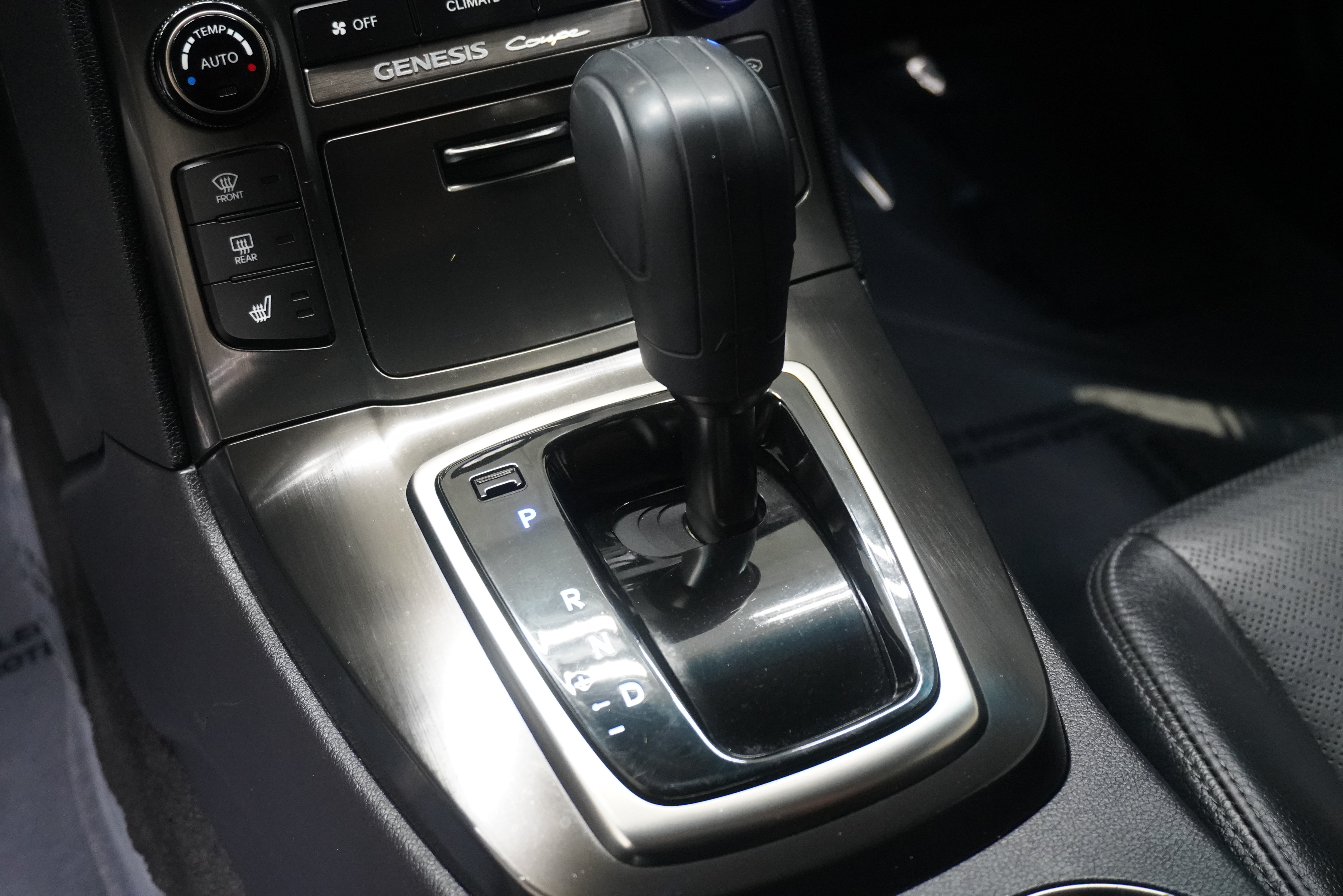 Used 2013 Hyundai Genesis 3.8 RWD image 15