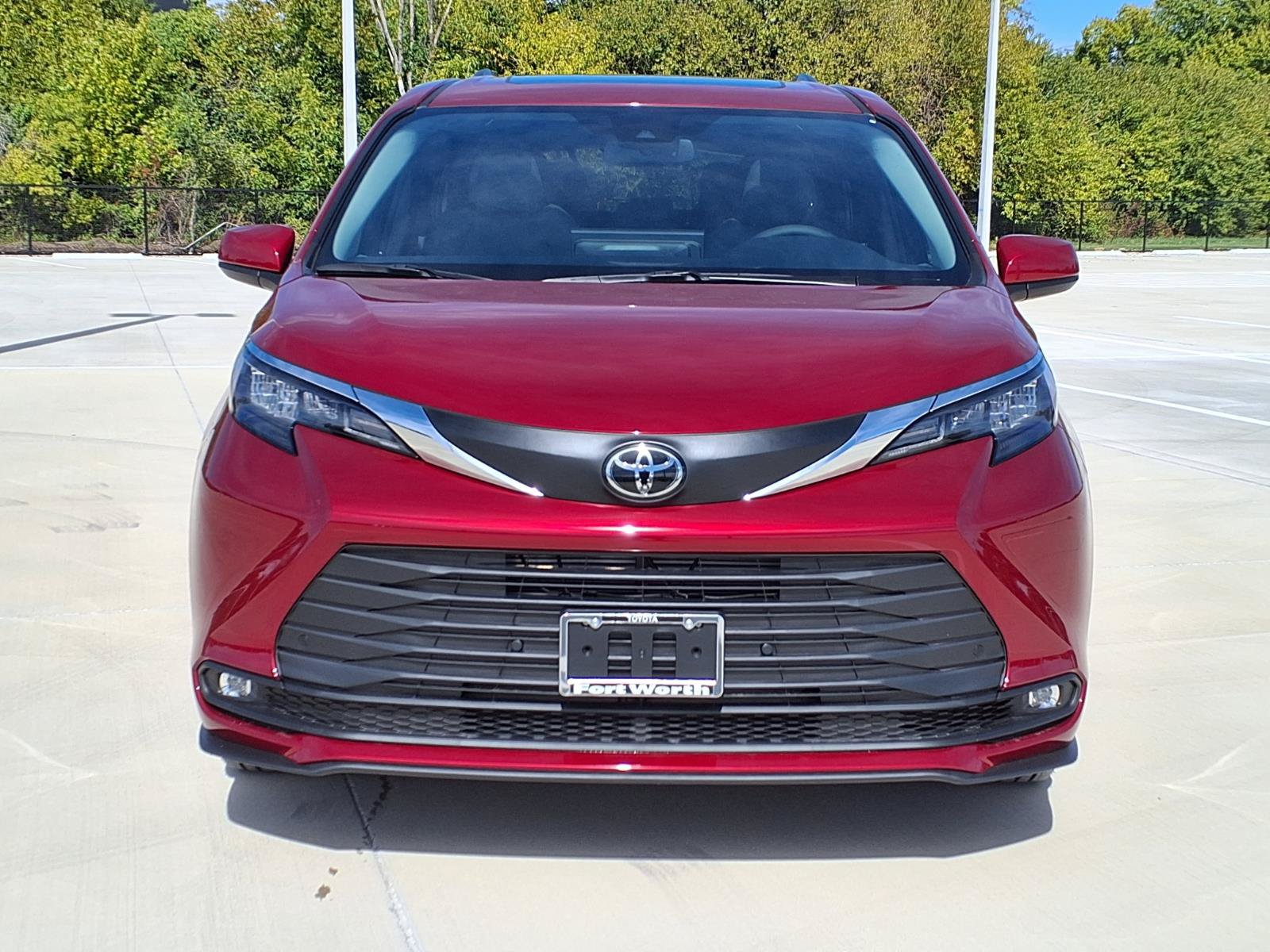 New 2026 Toyota Sienna XLE FWD image 2