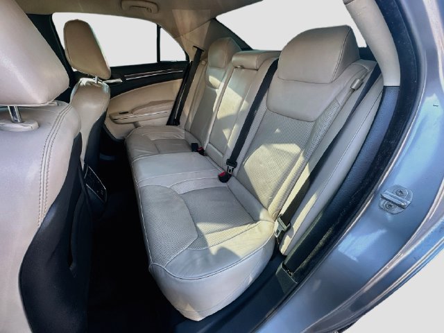 Used 2018 Chrysler 300 Limited RWD image 23