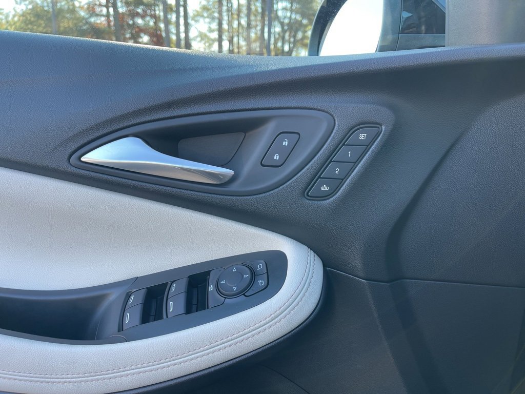 Used 2025 Buick Encore GX Avenir w/ Avenir Technology Package image 18