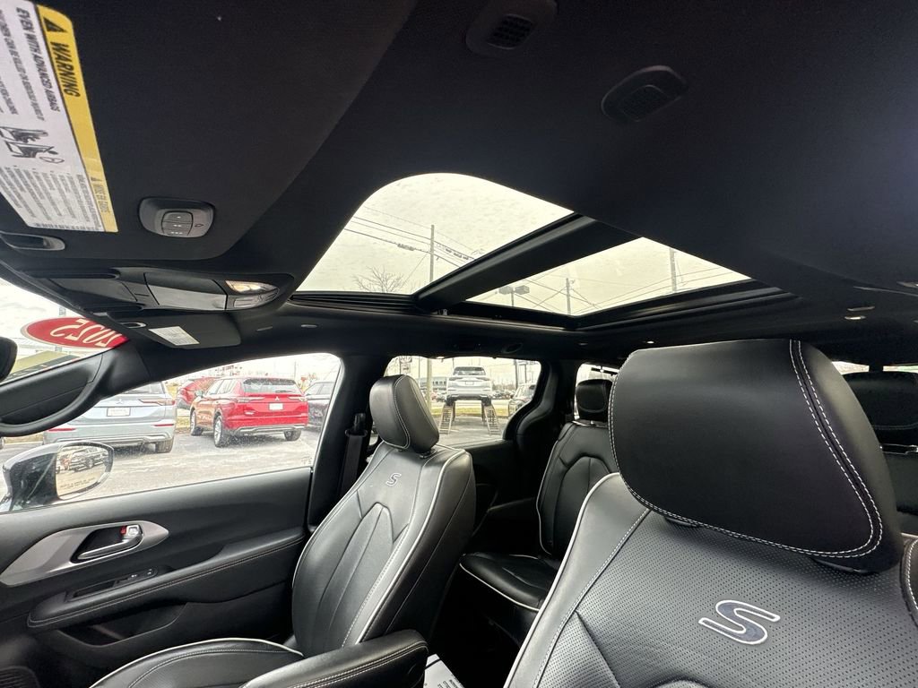 Used 2025 Chrysler Pacifica Limited FWD image 16