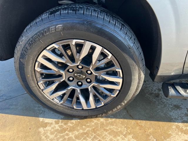 Used 2025 Chevrolet Suburban Z71 image 11
