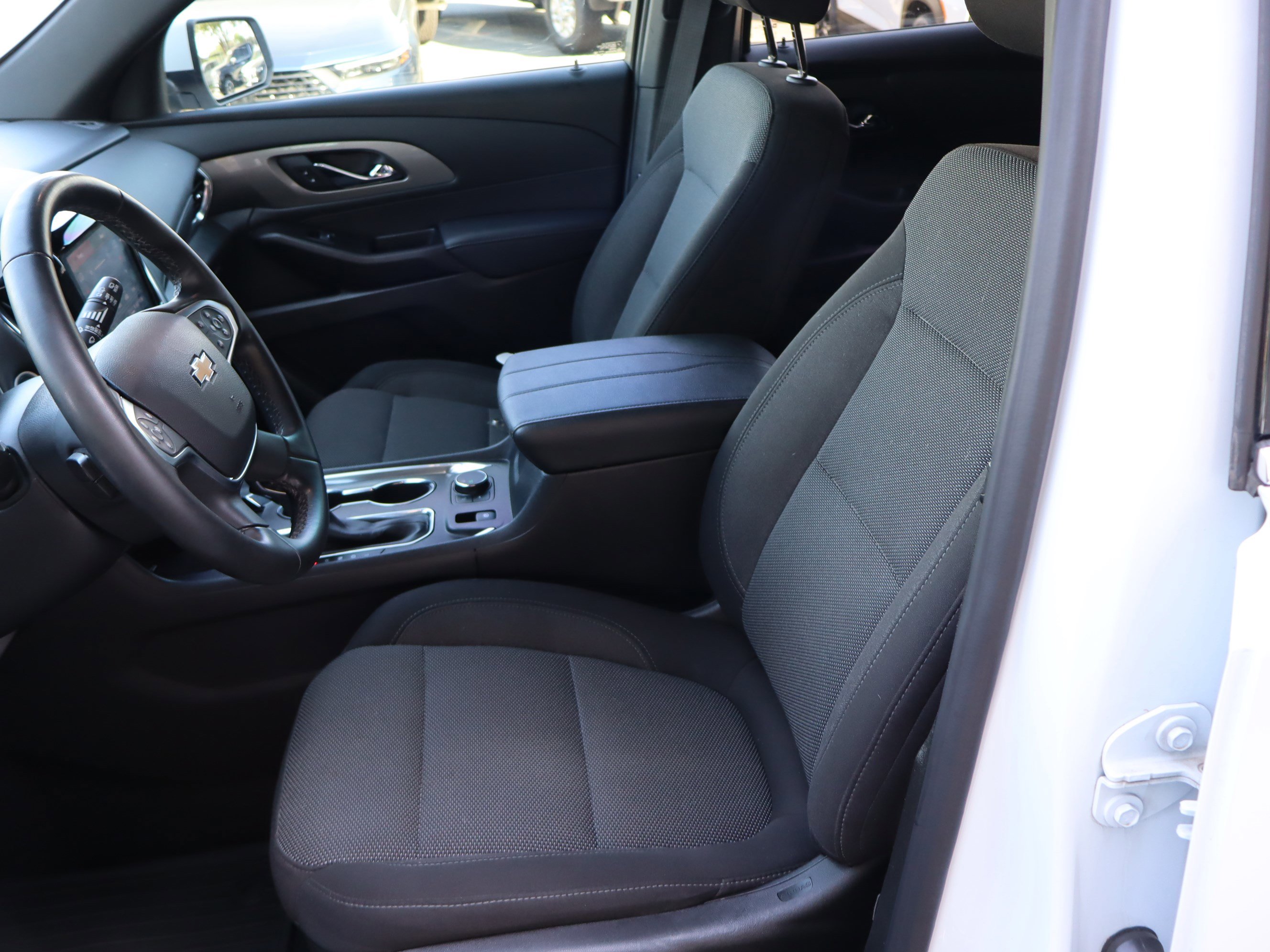 Used 2023 Chevrolet Traverse LT FWD image 16