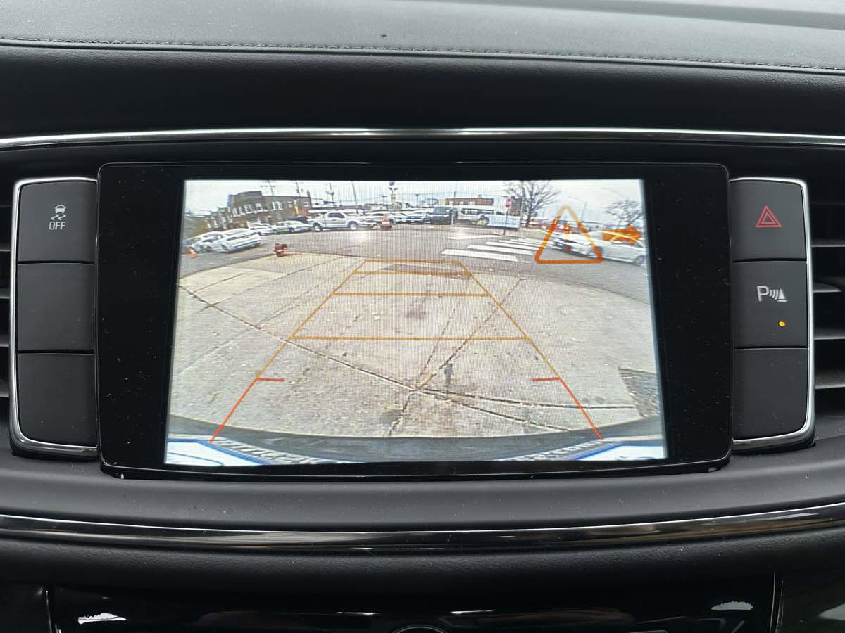 Used 2018 Buick Enclave Essence image 31