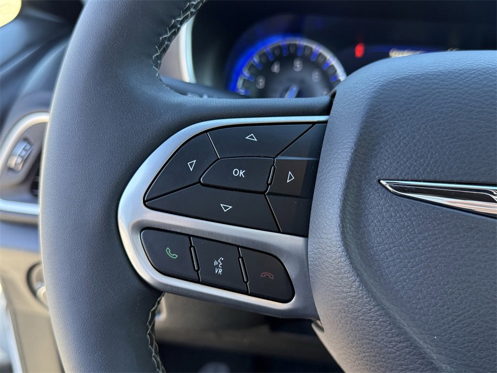 Used 2025 Chrysler Pacifica Select image 22