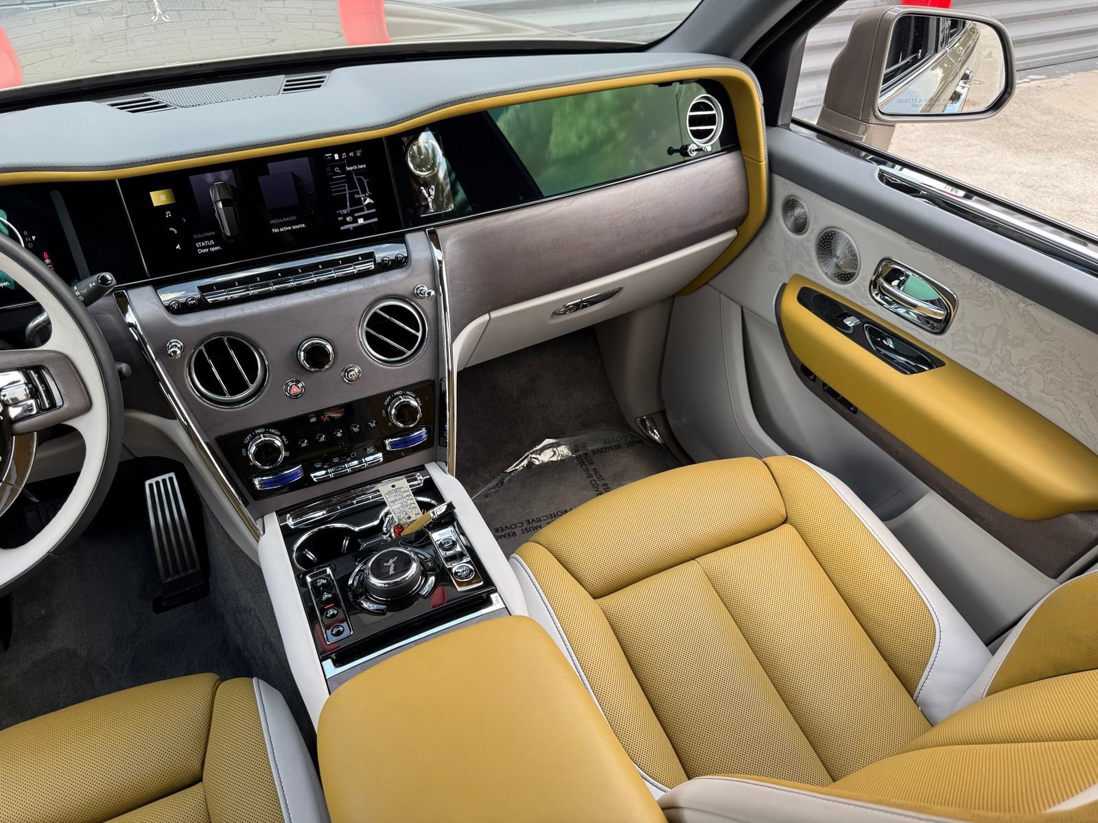 Used 2025 Rolls-Royce Cullinan AWD/4WD image 39