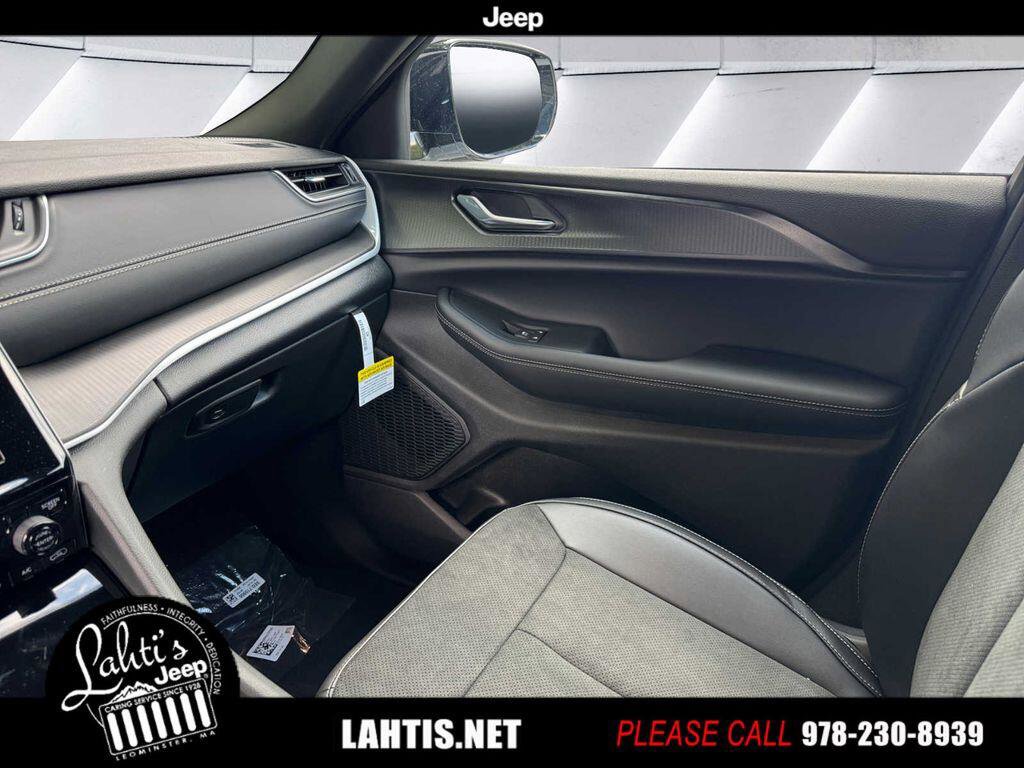 New 2025 Jeep Grand Cherokee L Altitude image 14