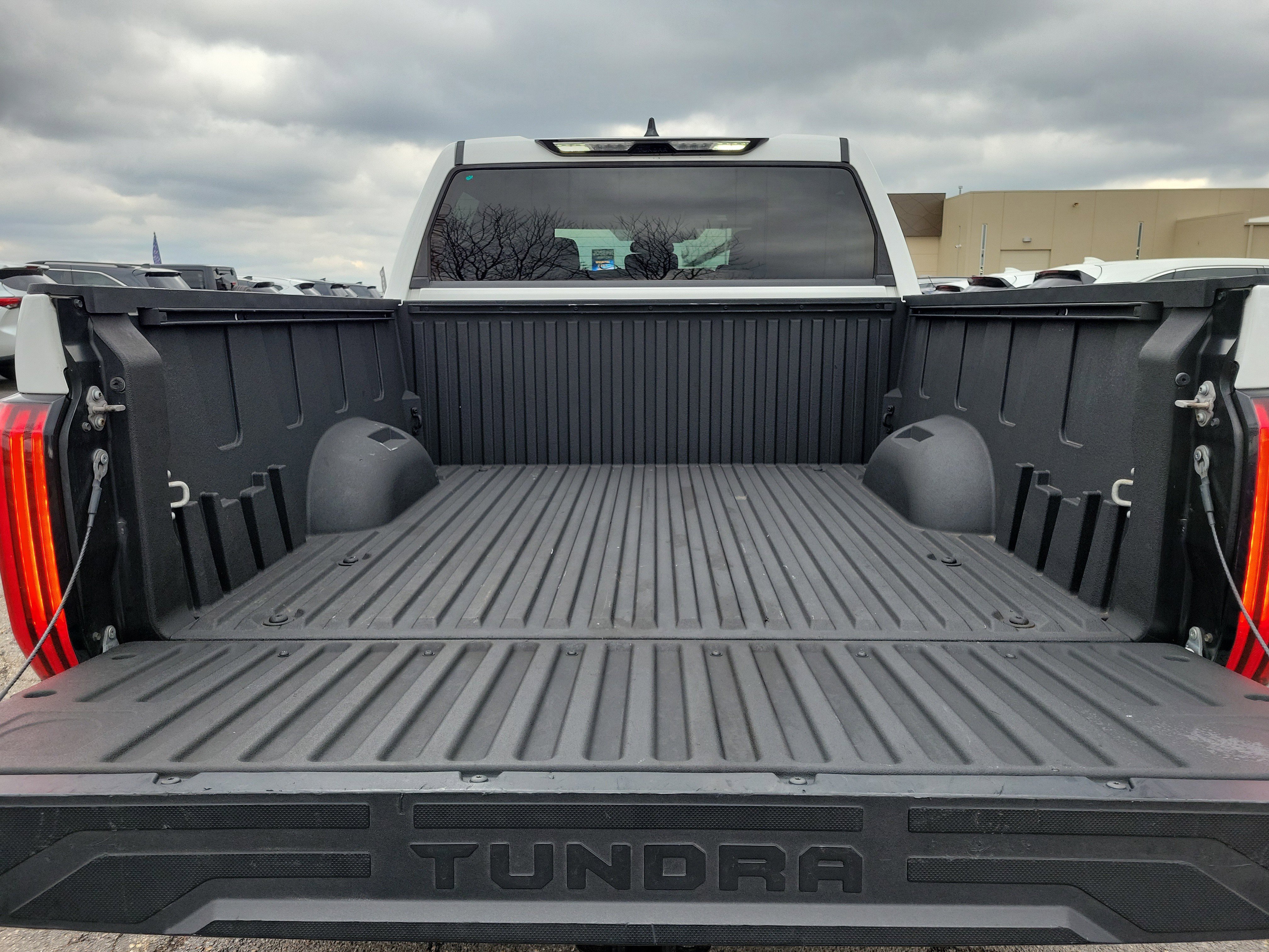 Used 2022 Toyota Tundra SR5 w/ SR5 Convenience Package image 8