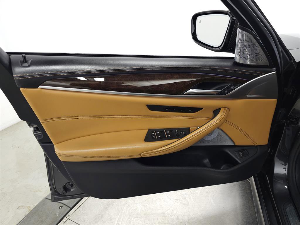 Used 2020 BMW M550i xDrive w/ Executive Package image 12