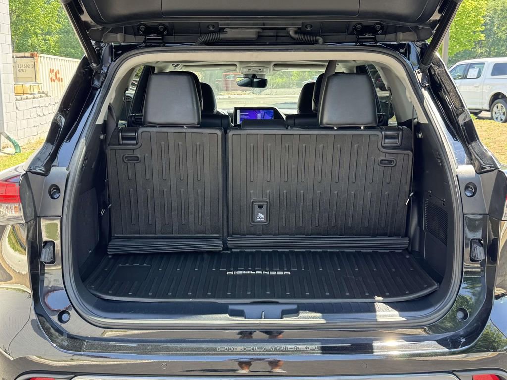 Used 2023 Toyota Highlander Limited FWD image 16