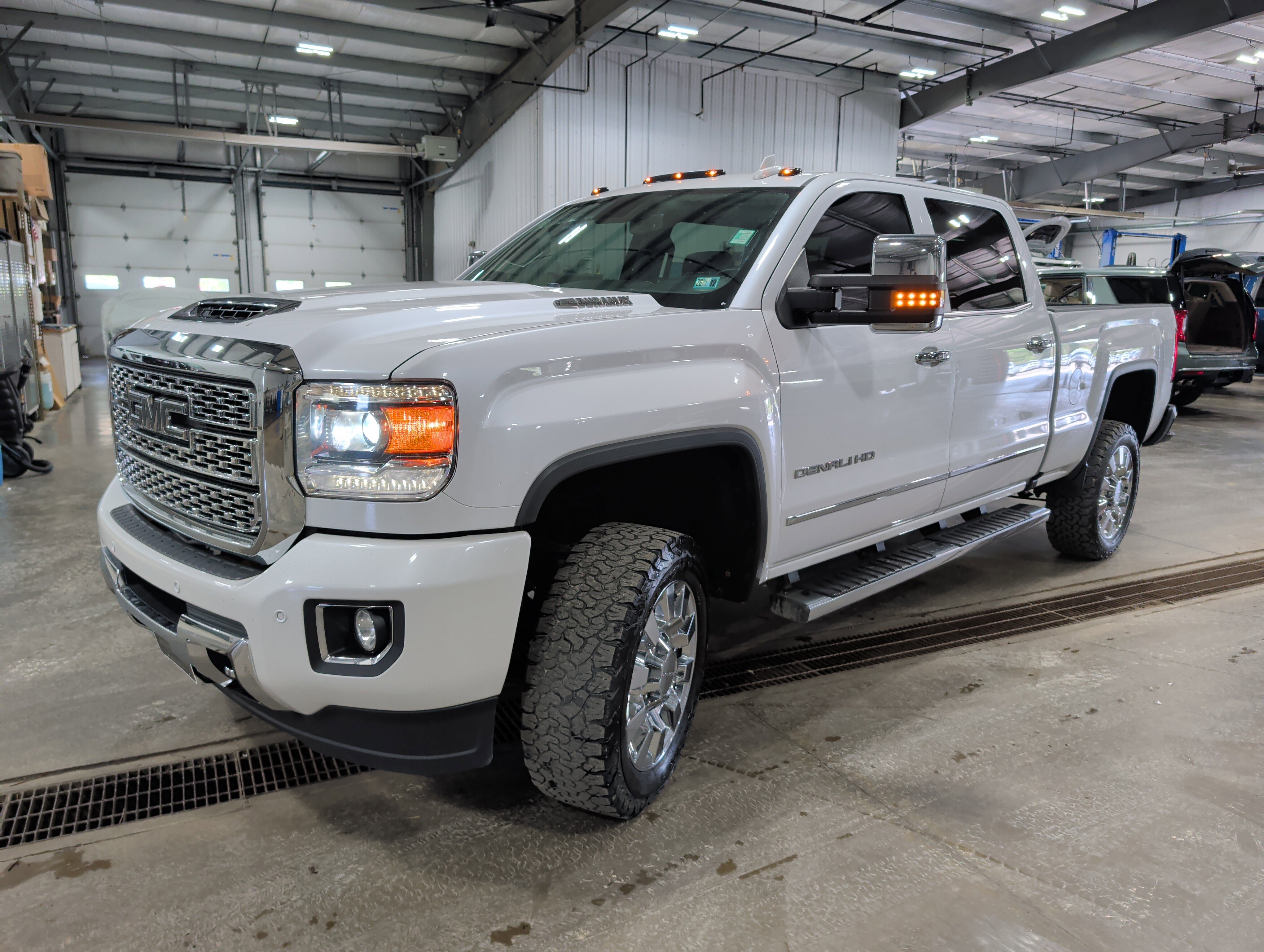Used 2019 GMC Sierra 2500 Denali w/ Duramax Plus Package AWD/4WD image 6