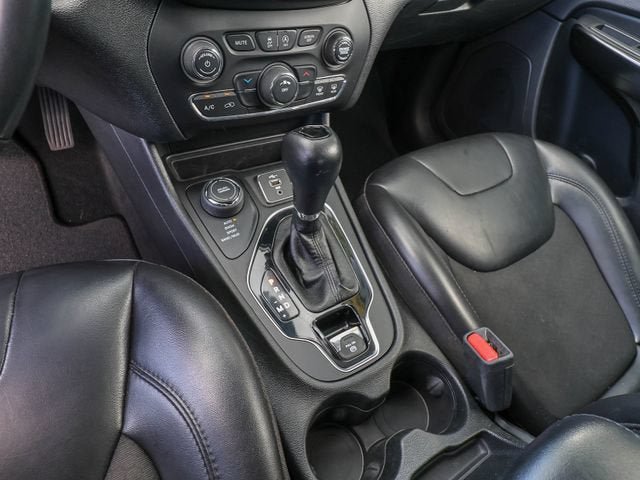 Used 2021 Jeep Cherokee Latitude Plus AWD/4WD image 29