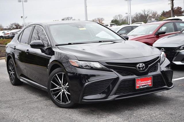 Used 2021 Toyota Camry SE image 2