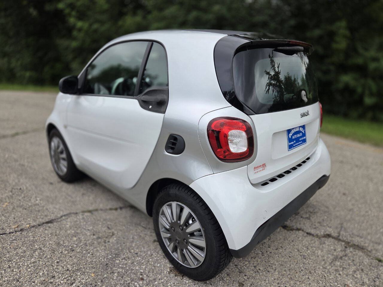 Used 2016 smart fortwo passion RWD image 4