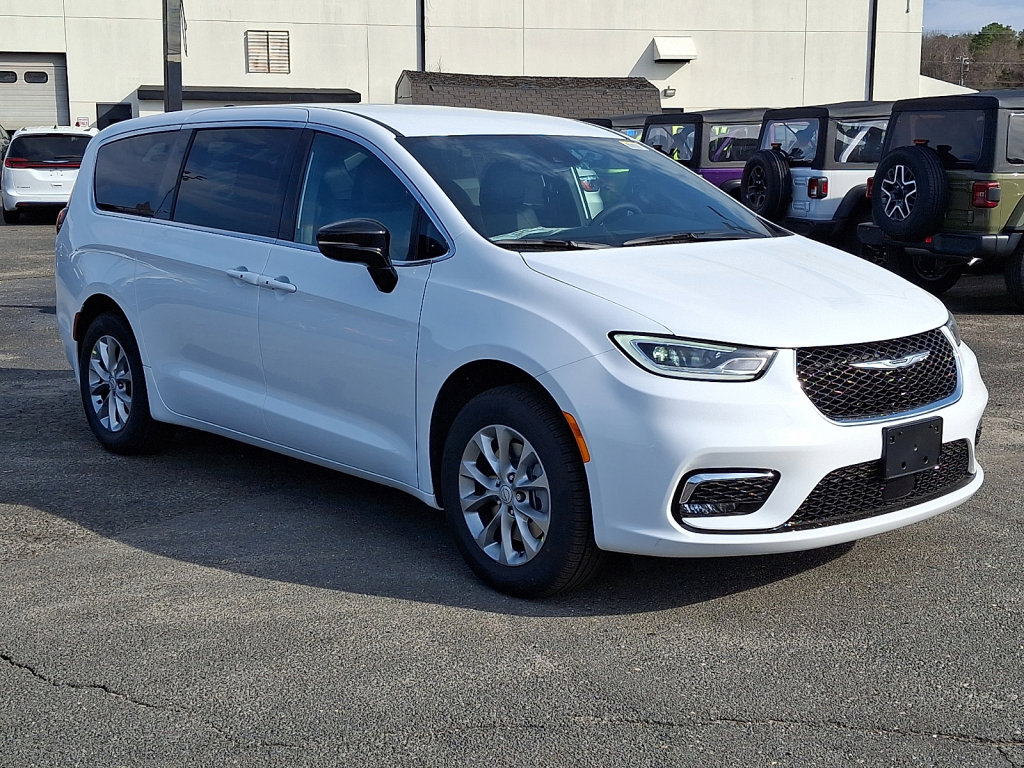 New 2026 Chrysler Pacifica Select AWD/4WD image 3