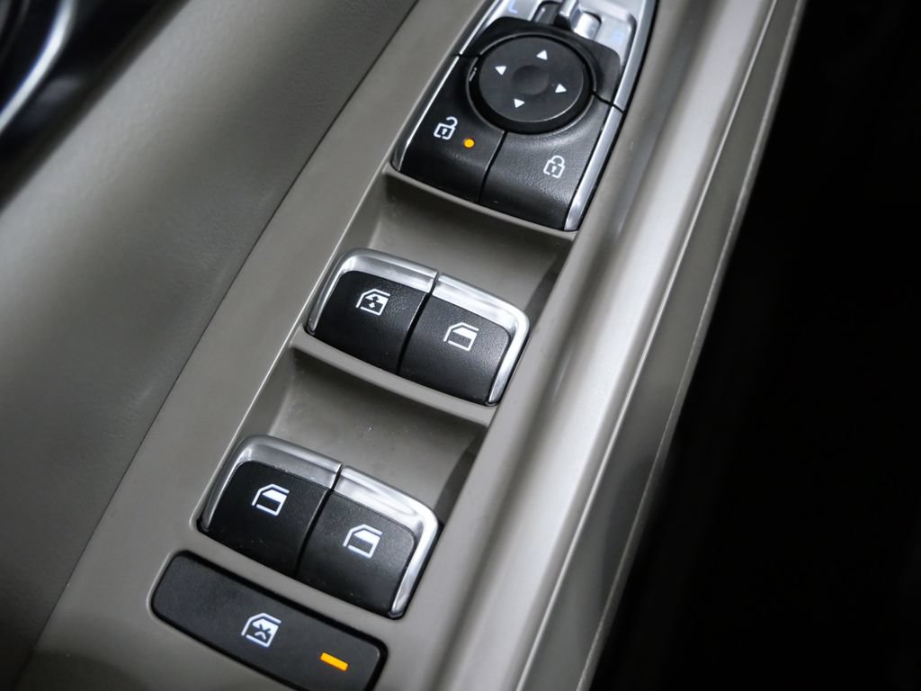 Used 2025 Kia Carnival FWD image 12