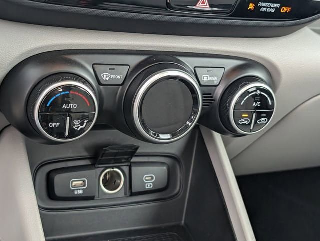 Used 2025 Hyundai Venue SEL FWD image 16