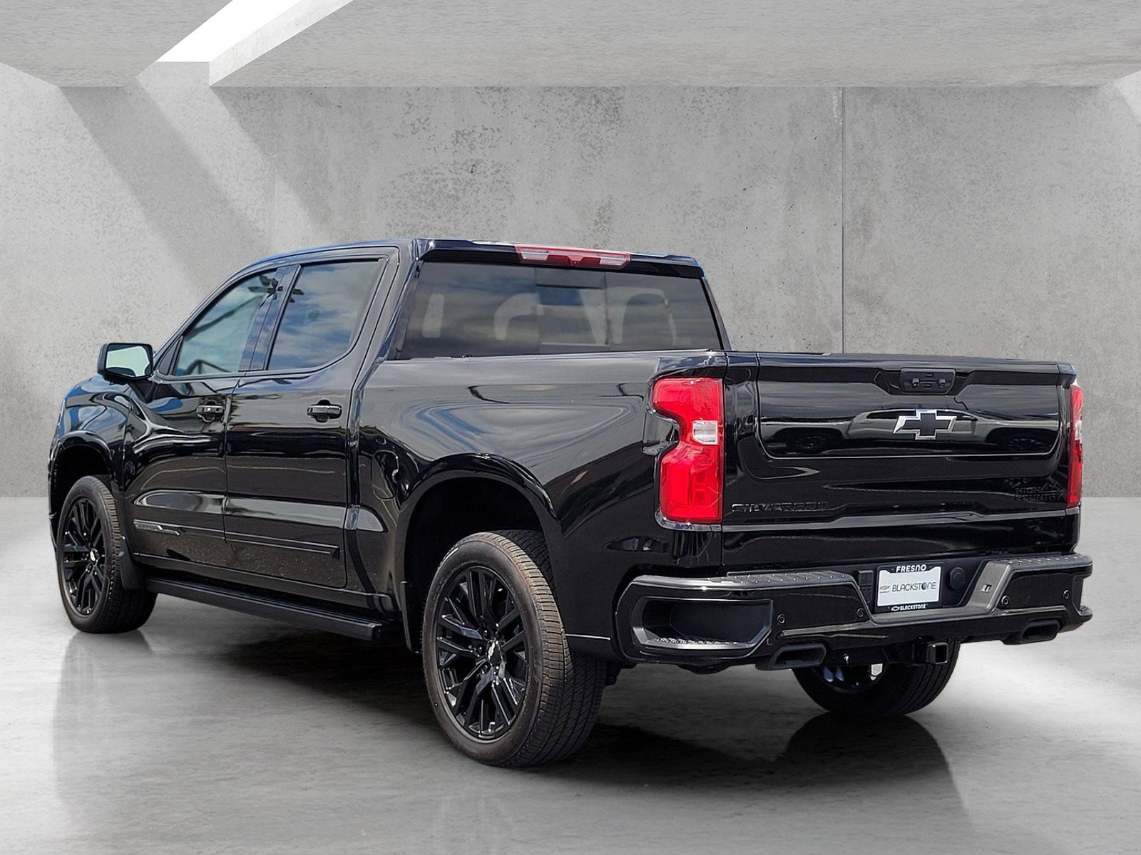Used 2025 Chevrolet Silverado 1500 High Country w/ Midnight Edition AWD/4WD image 7