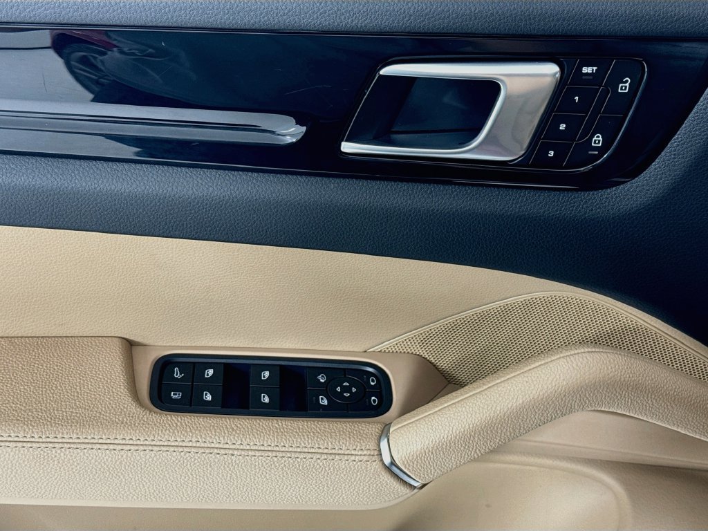 Certified 2023 Porsche Cayenne Coupe AWD/4WD image 11