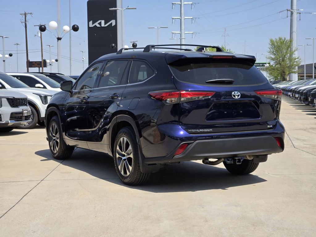 Used 2022 Toyota Highlander XLE image 3