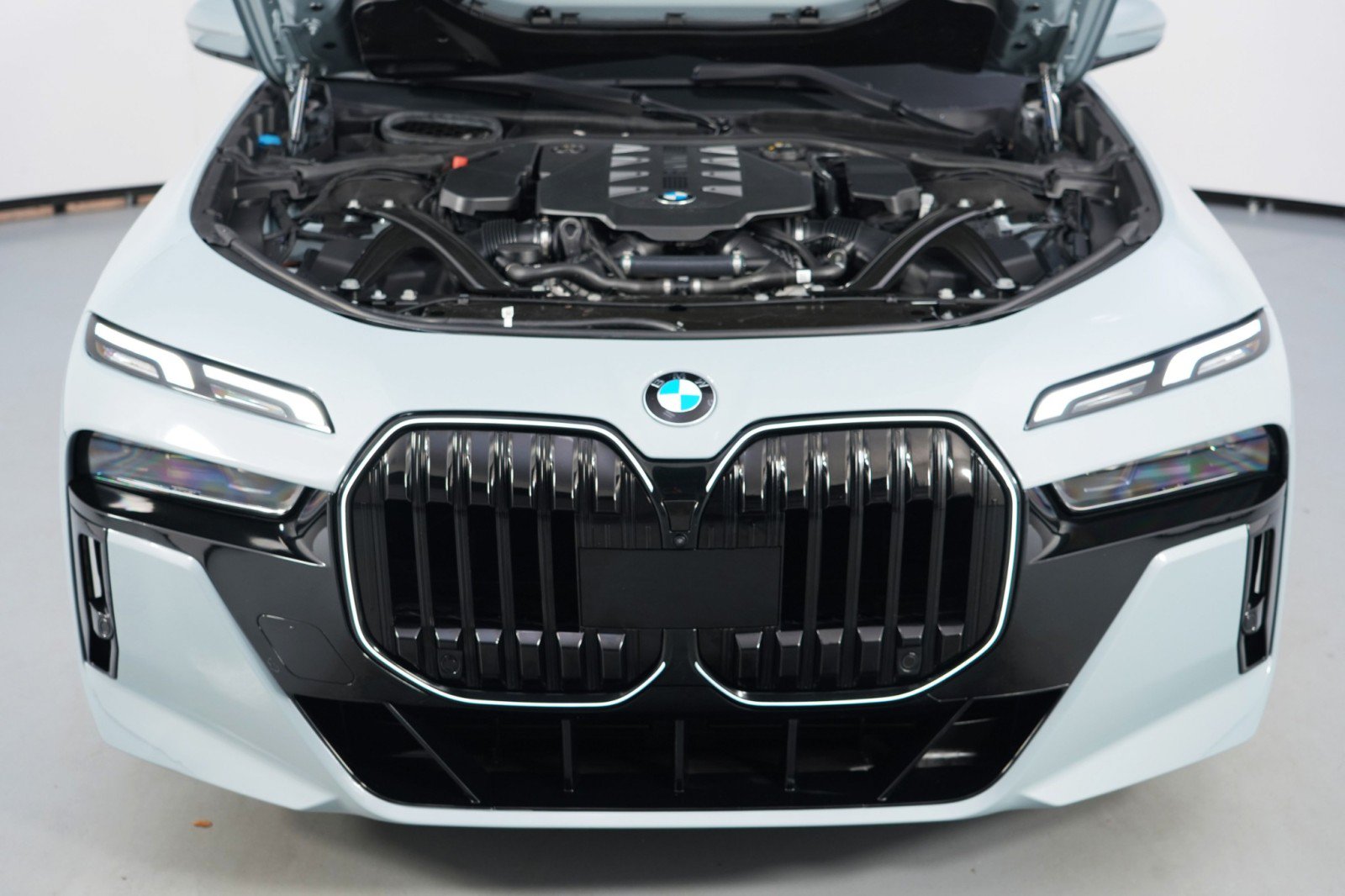 Used 2024 BMW 760i xDrive w/ Premium Package 2 AWD/4WD image 8