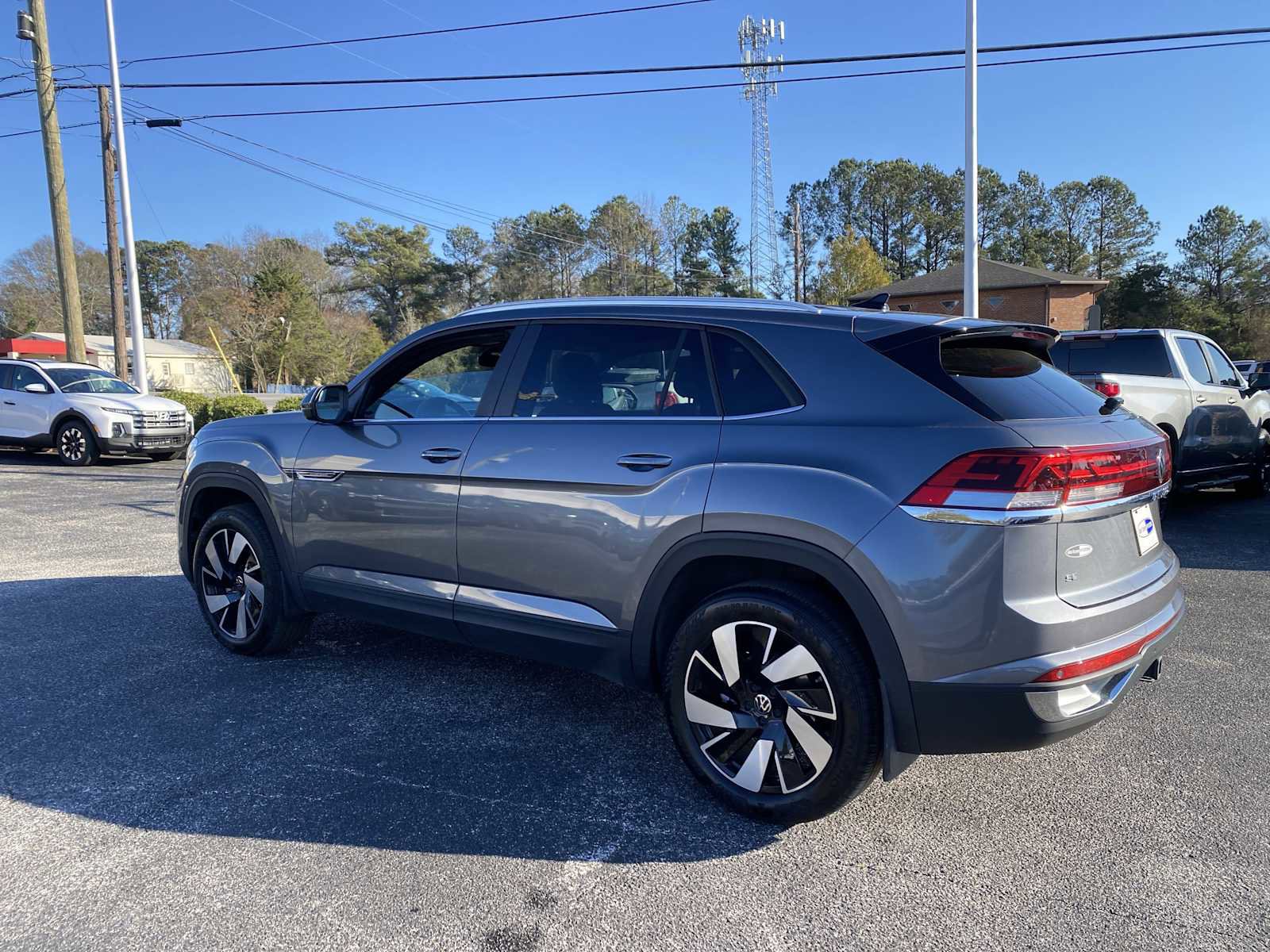 Used 2024 Volkswagen Atlas Cross Sport SE image 7