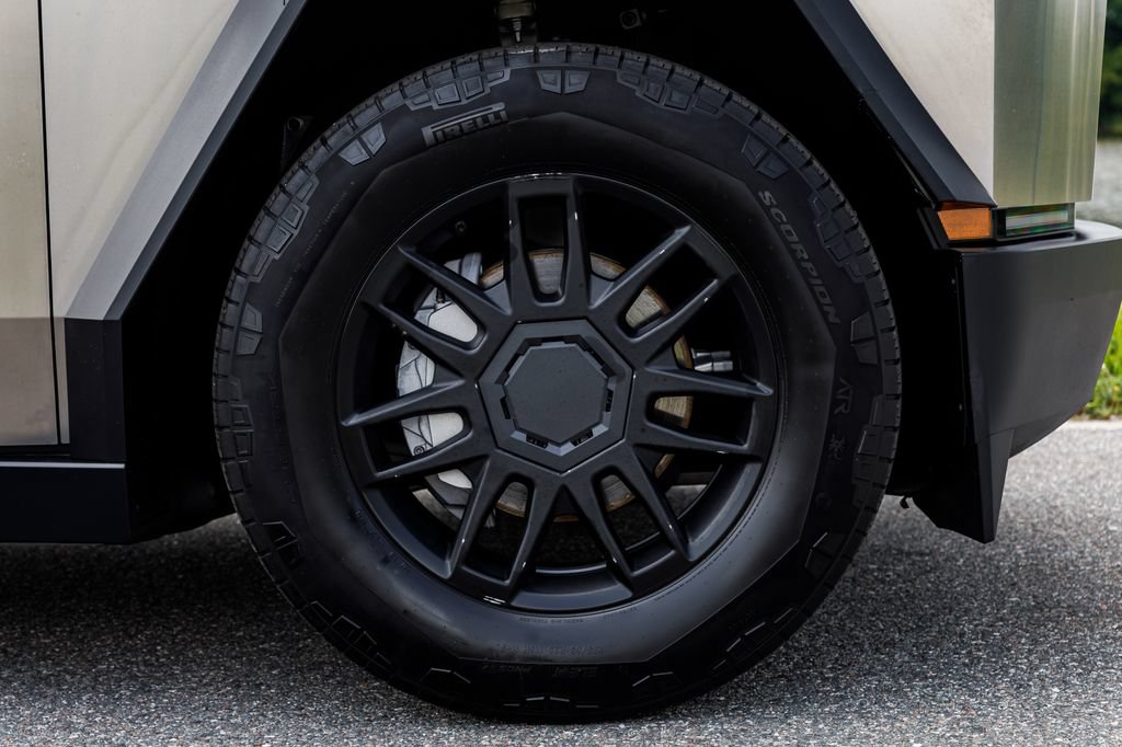 Used 2025 Tesla Cybertruck AWD Crew Cab image 36