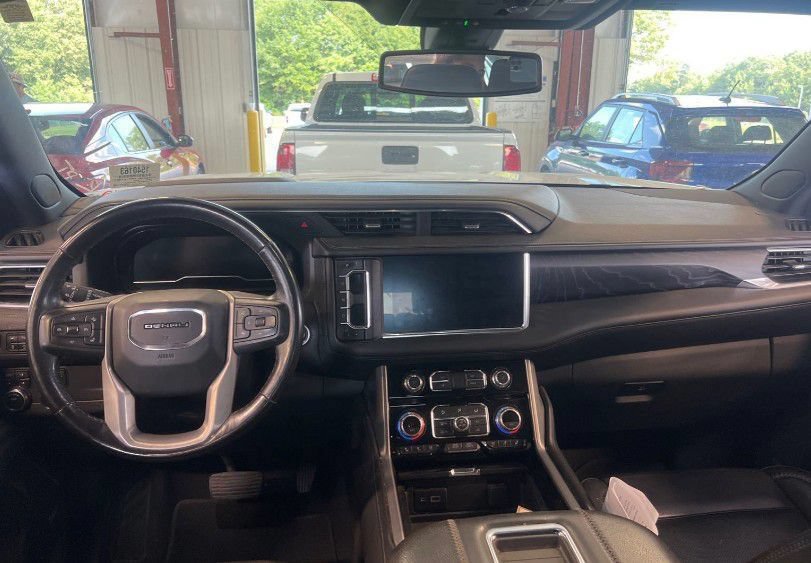 Used 2022 GMC Yukon XL Denali AWD/4WD image 2