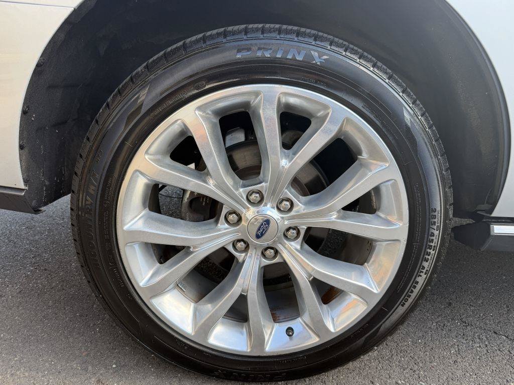 Used 2019 Ford Expedition Limited w/ Equipment Group 302A AWD/4WD image 11