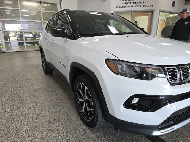 Used 2025 Jeep Compass Limited AWD/4WD image 3