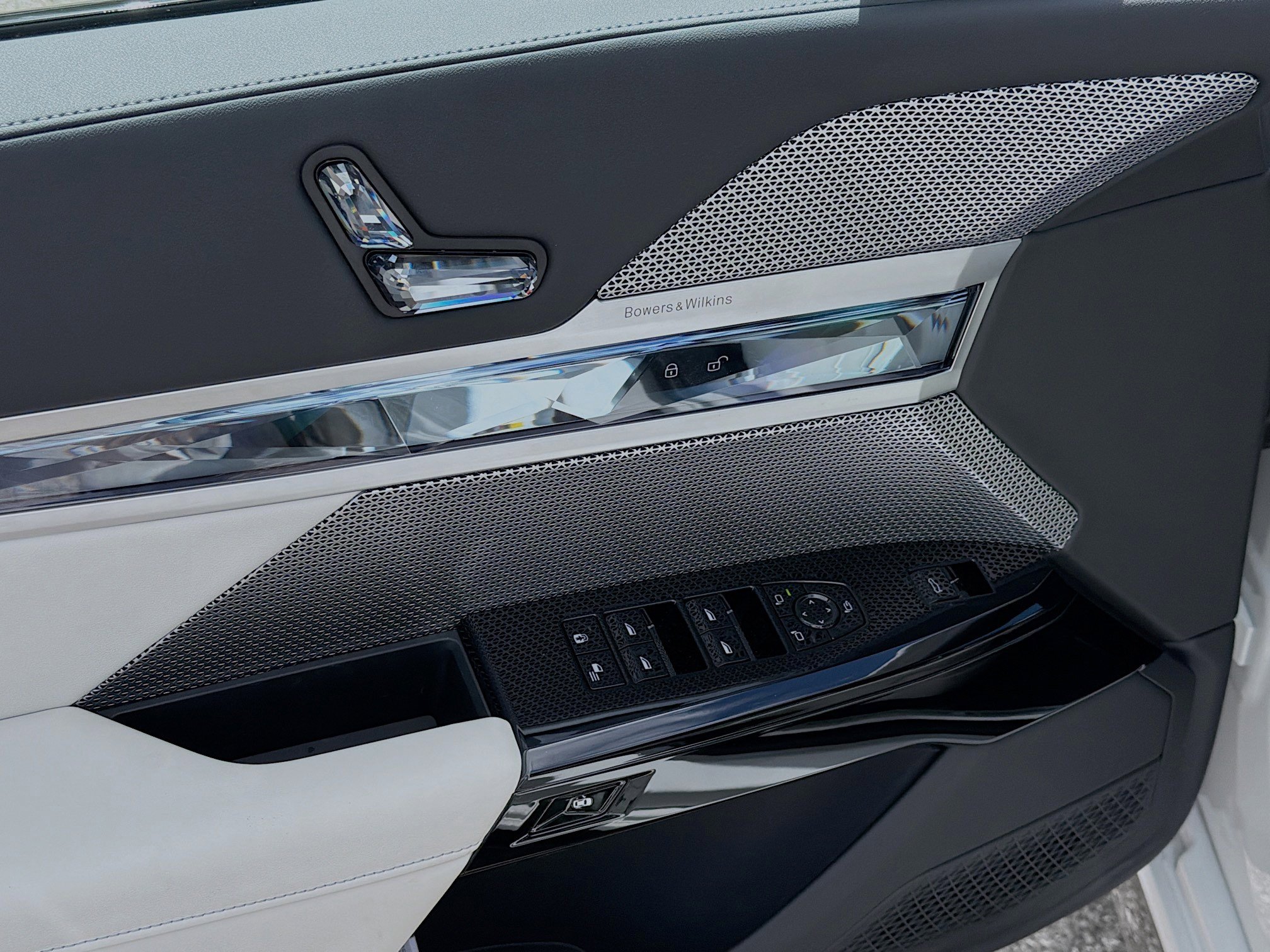 Used 2025 BMW 750e xDrive w/ Executive Package image 23