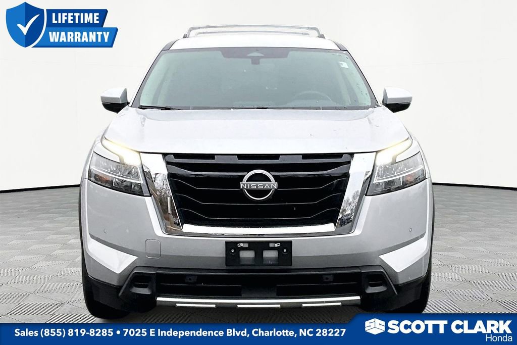 Used 2023 Nissan Pathfinder SL image 2