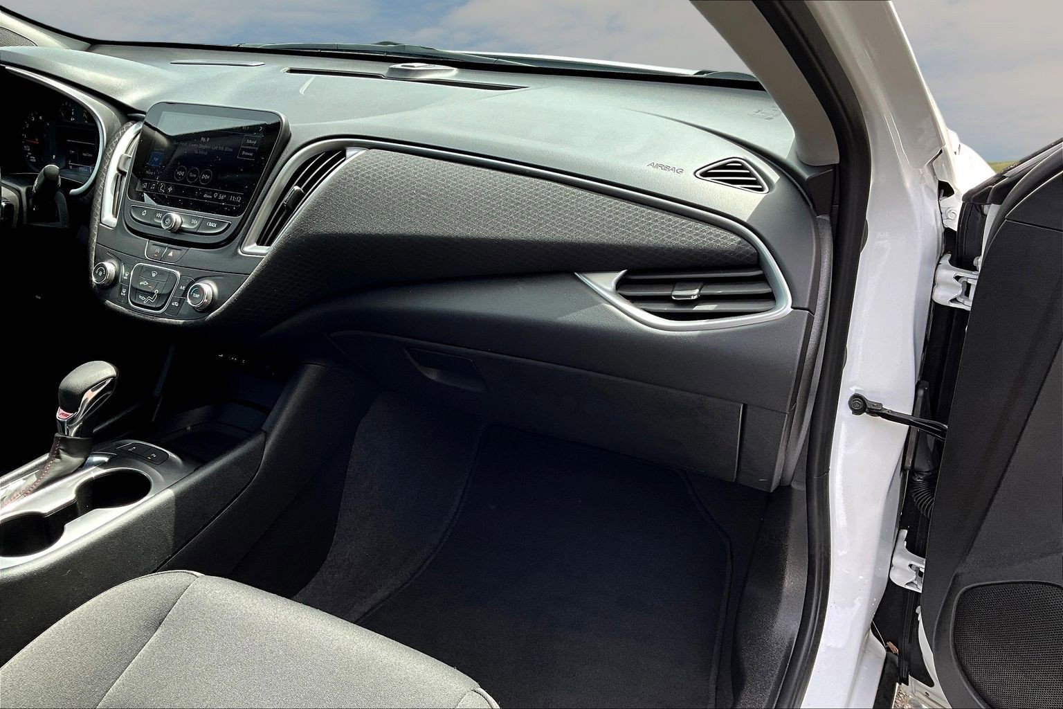 Used 2025 Chevrolet Malibu RS FWD image 17