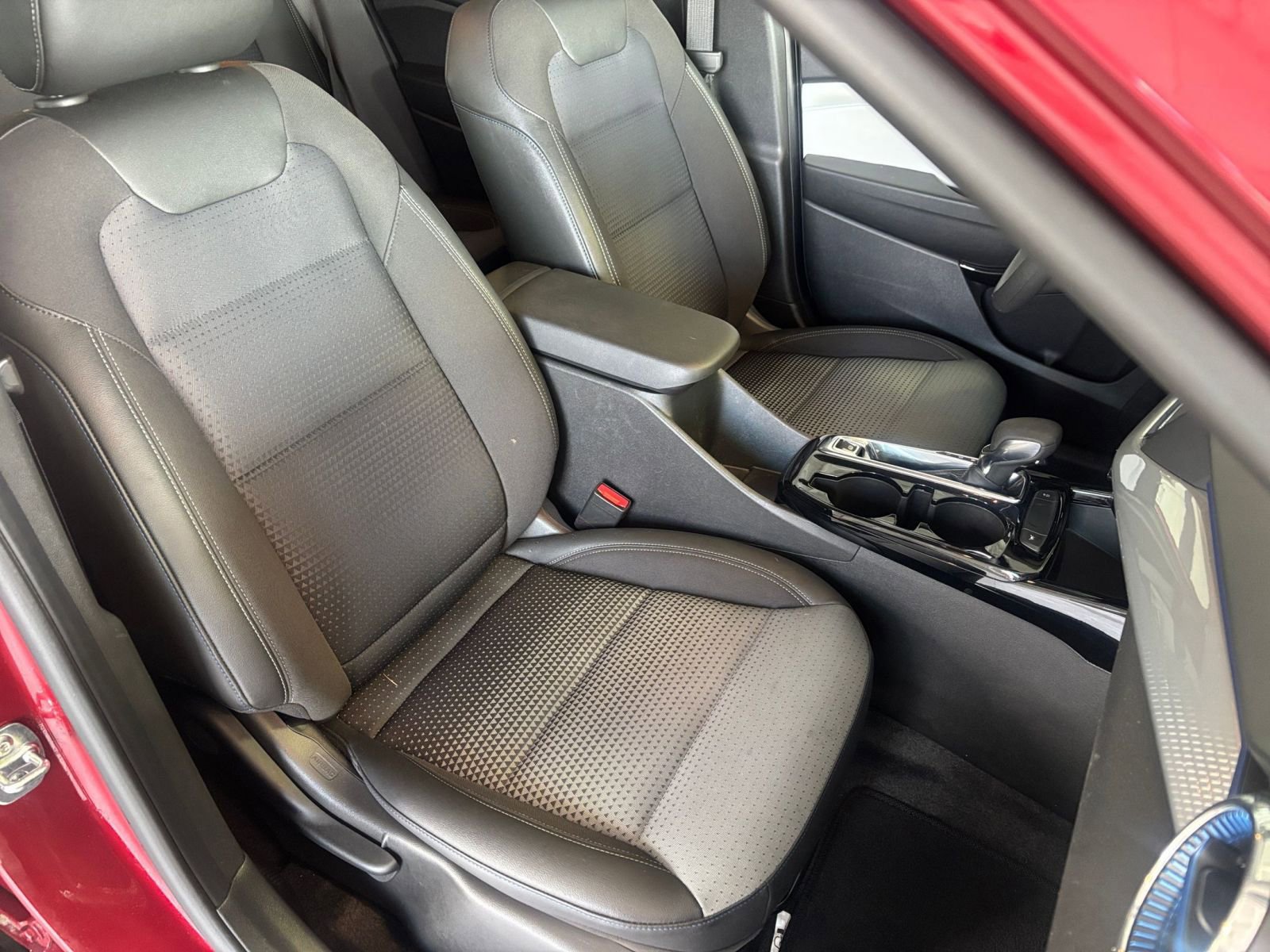 Used 2025 Chevrolet Trax LT FWD image 41
