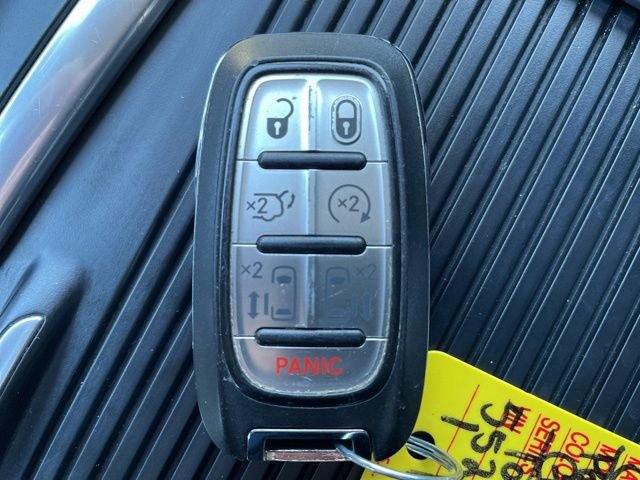Used 2023 Chrysler Pacifica Touring-L image 24