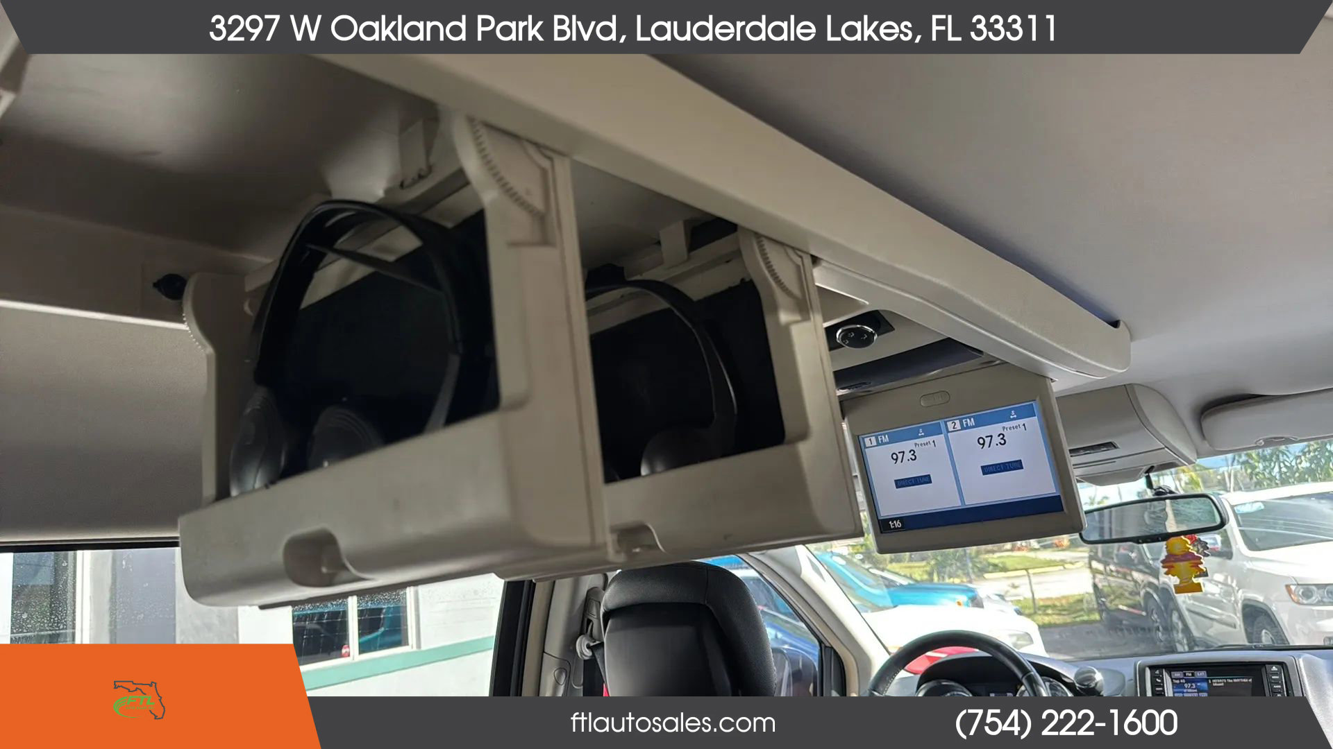 Used 2013 Chrysler Town & Country Touring image 27