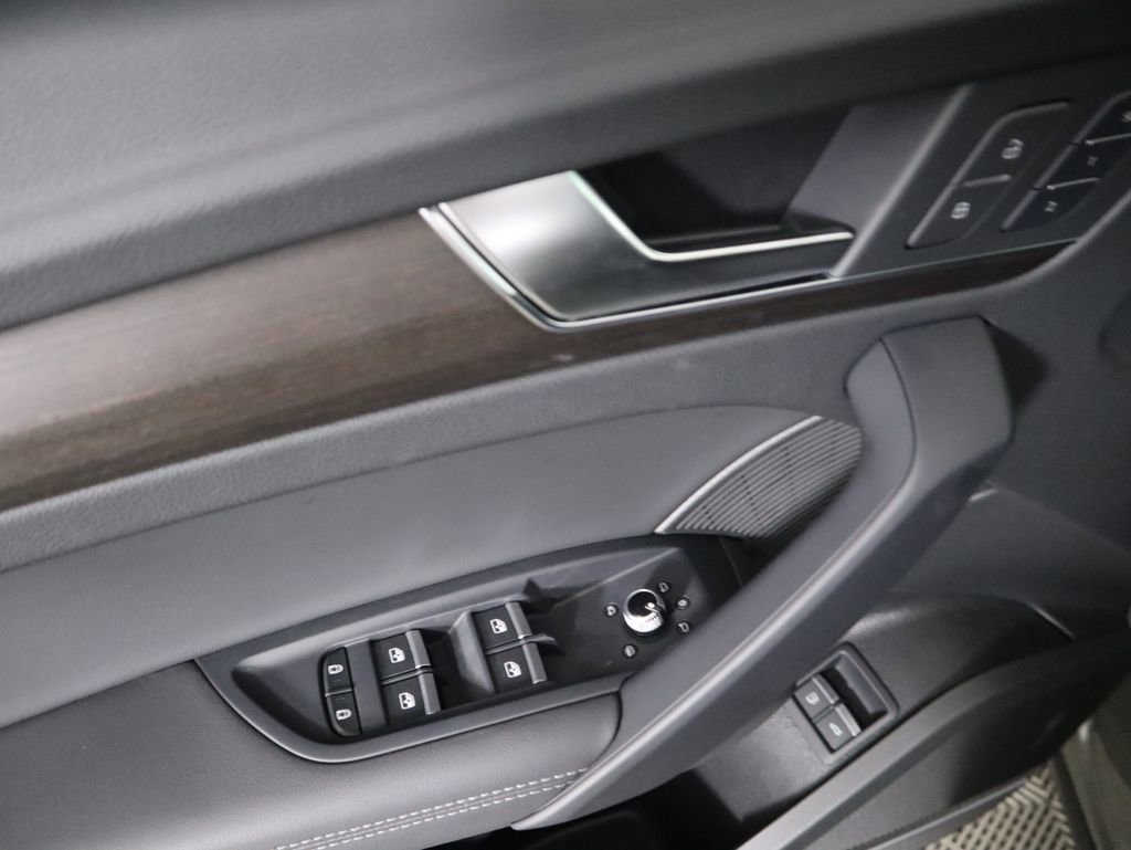 Used 2025 Audi Q5 e Premium Plus w/ Premium Plus Package image 25
