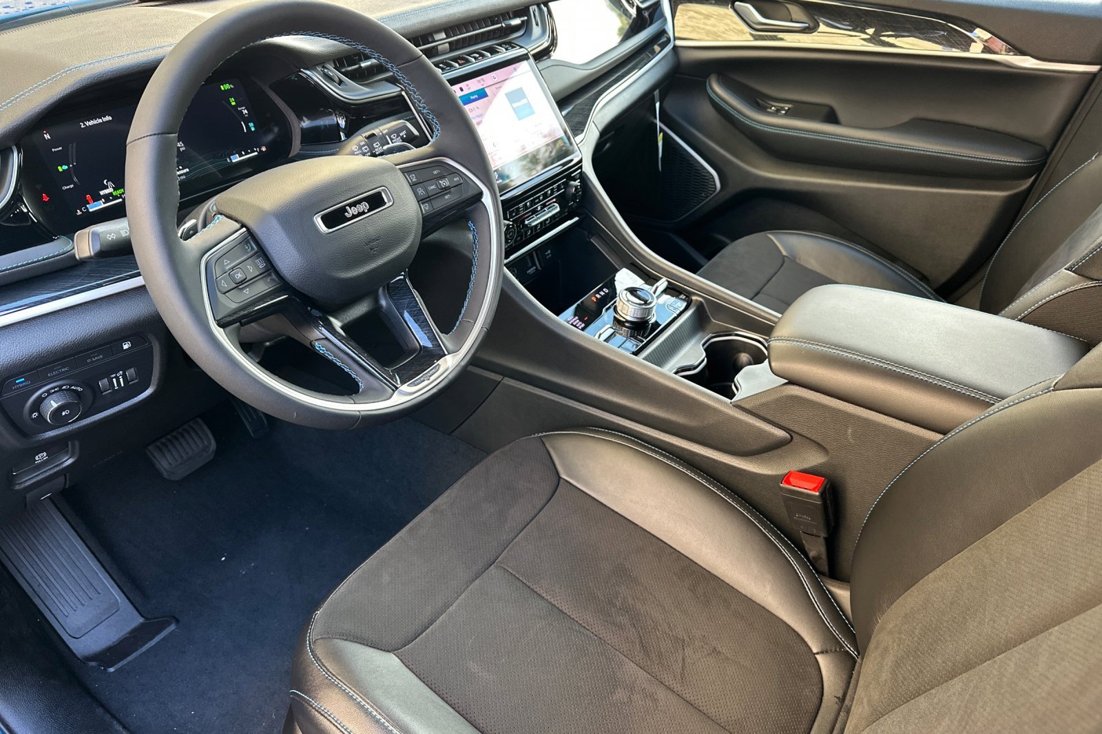 New 2023 Jeep Grand Cherokee Trailhawk w/ Advanced Protech Group II image 9