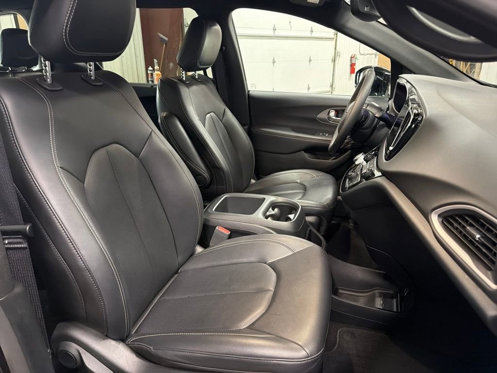 Used 2025 Chrysler Pacifica Select image 21